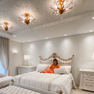 O quarto de Simone tem decoração clássica e clean