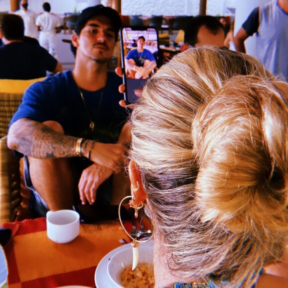 Yasmin Brunet e Gabriel Medina tem direito a bangalôs aquáticos com hidromassagem, quadras de tênis, spa e atividades que incluem mergulho com snorkel, pesca e até mesmo surfe