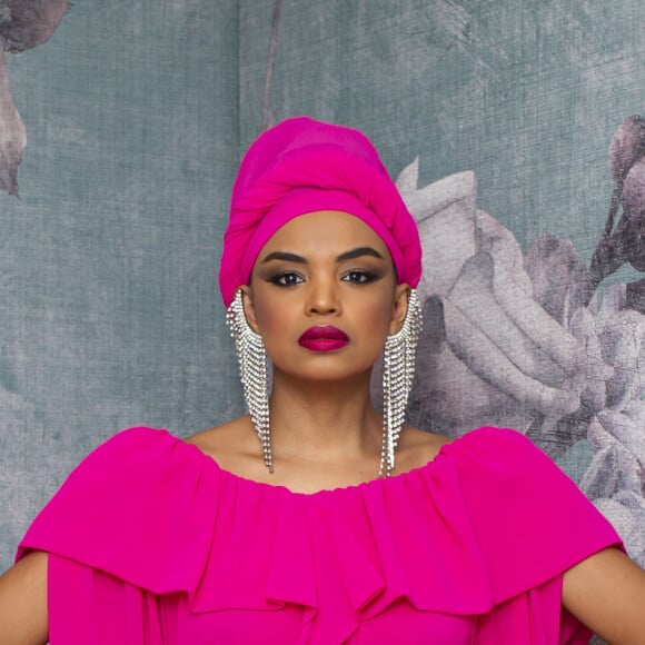 Lucy Ramos adota vestido longo rosa com turbante da marca TIG para o prêmio Geração Glamour 2020!