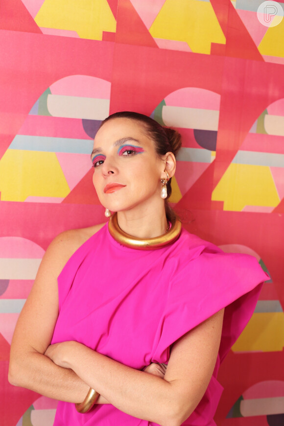 Yasmine Sterea investe em make rosa com azul para o prêmio Geração Glamour 2020