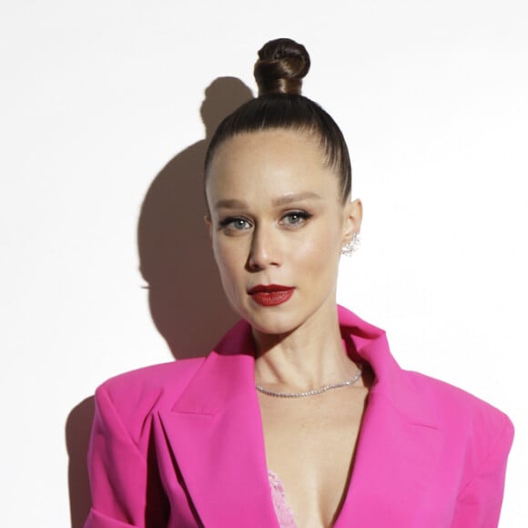 Mariana Ximenes usa tuxedo dress rosa para o prêmio Geração Glamour 2020