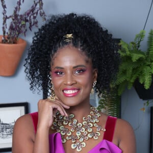 Djamila Ribeiro usa colar de flores e vestido rosa com alça de veludo no prêmio Geração Glamour 2020