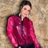 Glamour Garcia aposta em vestido preto básico e jaqueta transparente rosa para o prêmio Geração Glamour 2020