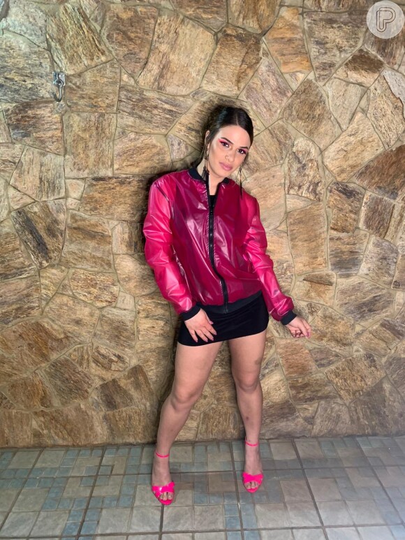 Glamour Garcia aposta em vestido preto básico e jaqueta transparente rosa para o prêmio Geração Glamour 2020
