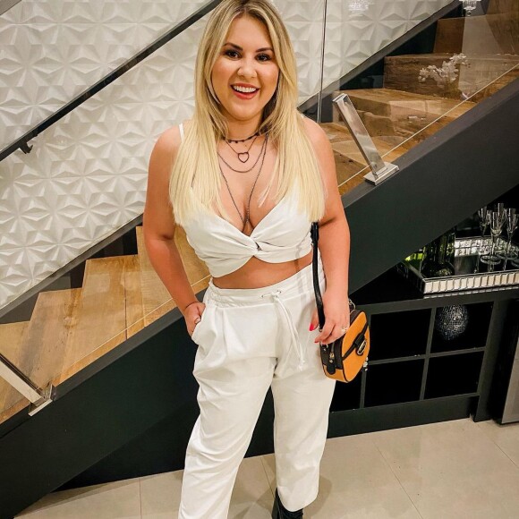 Natália Toscano apostou em um conjunto branco e deixou a barriga de fora em um top que valorizou o corpo da influencer