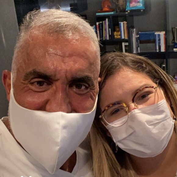Marília Mendonça faz foto com nutricionista Dr. Barakat