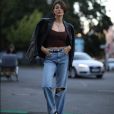  Modelo de calça jeans básico combinado com look estilo espartilho é glam 
  