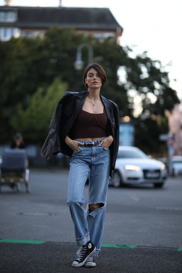 Modelo de calça jeans básico combinado com look estilo espartilho é glam
