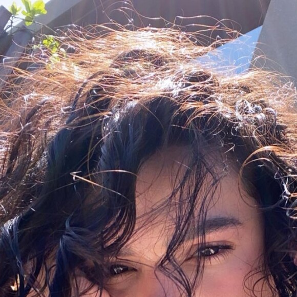 Bruna Marquezine exibe cabelo natural com cachos após transição capilar em foto