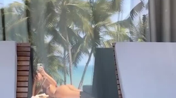 Bruna Marquezine se bronzeia durante viagem e filma banho de sol