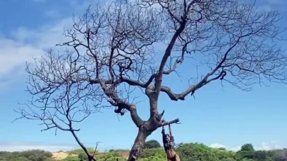 Bruna Marquezine fica pendurada em árvore durante viagem no Ceará