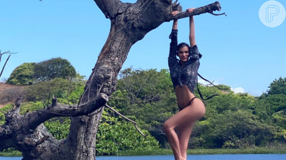 Bruna Marquezine mostra fotos de momento divertido em árvore durante viagem. Veja vídeo postado nesta terça-feira, dia 20 de outubro de 2020