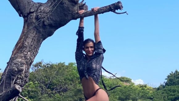 Bruna Marquezine, de biquíni, se pendura em árvore durante viagem. Vídeo!