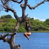 Bruna Marquezine, de biquíni, se pendura em árvore durante viagem. Vídeo!