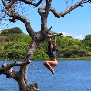 Bruna Marquezine, de biquíni, se pendura em árvore durante viagem. Vídeo!