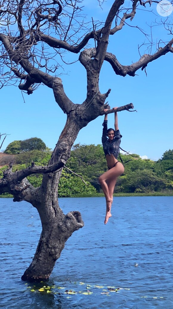 Bruna Marquezine mostra fotos de momento divertido em árvore durante viagem