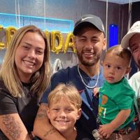 Neymar homenageia ex Carol Dantas em aniversário: 'Mãe super-heroína'