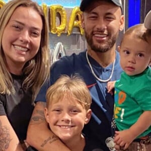 Neymar homenageia ex Carol Dantas em aniversário: 'Mãe super-heroína'