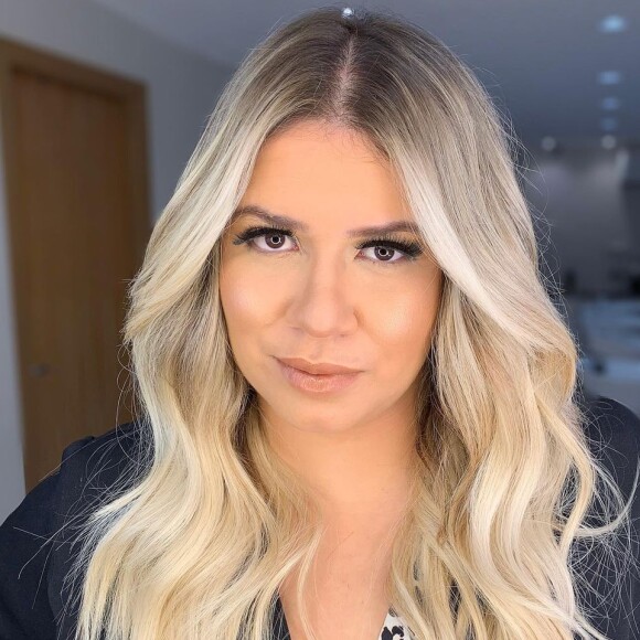 Marília Mendonça dá repaginada no visual e fica mais loira
