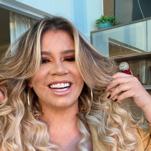 Marília Mendonça posa de baby doll e 'entrega date'