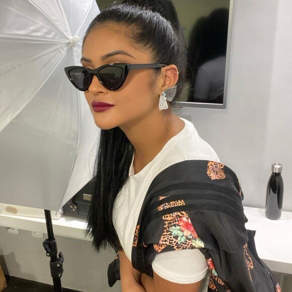 Mileide Mihaile revela o que tem no necessaire