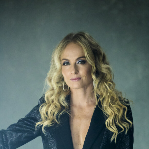 Angélica apostou em decote e transparência em ensaio