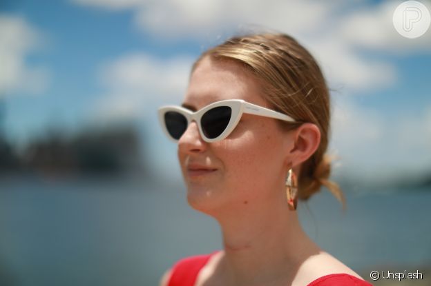 Óculos de sol com armação branca é trend para o verão