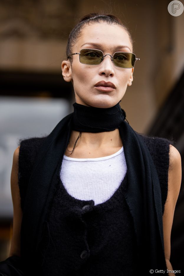 A modelo Bella Hadid é fã de óculos de sol retangulares