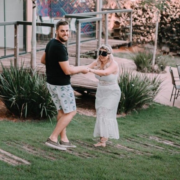 Zé Neto surpreendeu Natália Toscano com comemoração de um ano de casamento