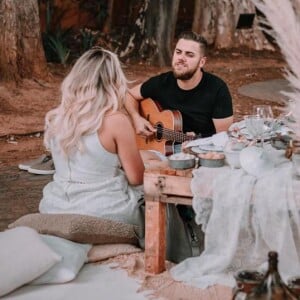 Natália Toscano comenta importância de look usado em comemoração de um ano de casamento