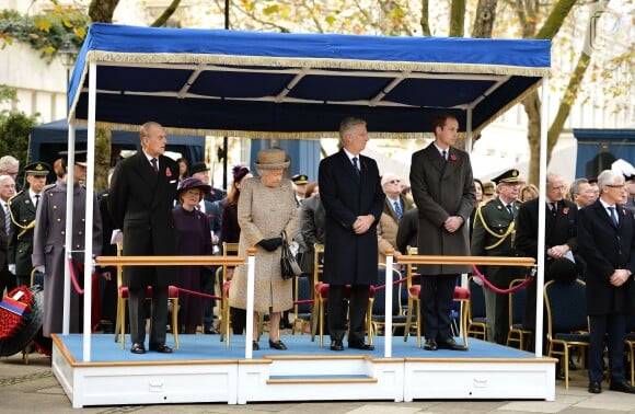 Príncipe William e a avó, a Rainha Elizabeth II, estiveram no Remembrance Dayduring, que também contou com a presença do Rei Philippe da Bélgica