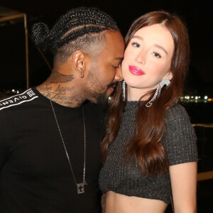 De cabelo castanho, Duda Reis ganha chamego de Nego do Borel em evento no Rio de Janeiro