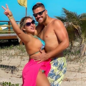 Foto de Zé Neto com mulher, Natália Toscano, em viagem chama atenção na web