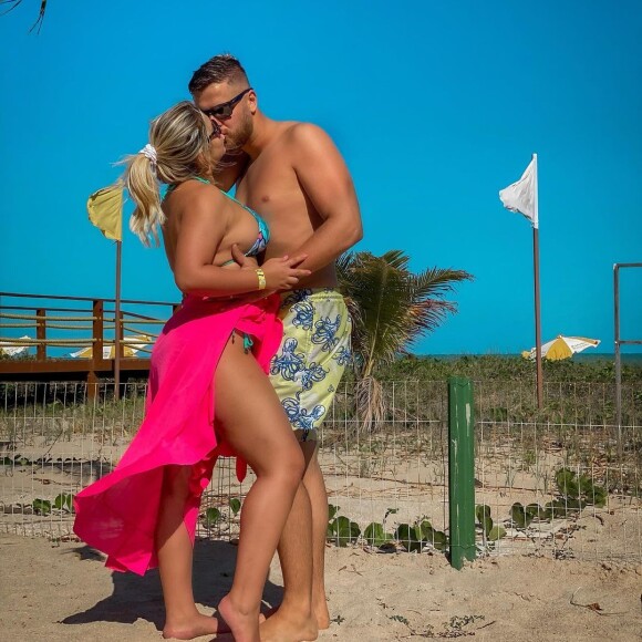 Zé Neto troca beijo com mulher, Natália Toscano, em foto