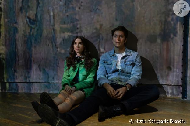 Emily (Lilly Collins) e Gabriel (Lucas Bravo) visitam o Atelier des Lumières