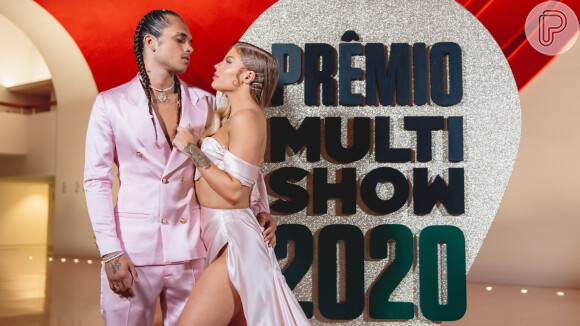 Luísa Sonza e Vitão combinam look pink de seda para o Prêmio Multishow, nesta quarta-feira, 11 de novembro de 2020