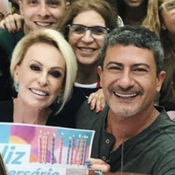 Ana Maria Braga recorda fotos com Tom Veiga nos bastidores: 'Para ele'