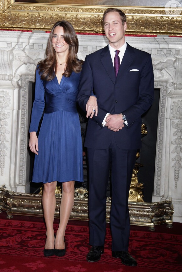 Kate Middleton escolheu vestiu look azul para seu noivado com Príncipe William
