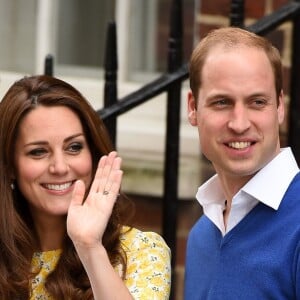 Kate Middleton escolheu vestido floral soltimnho ao deixar a maternidade com Charlotte, a segunda filha