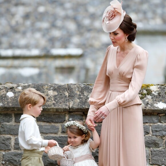 Kate Middleton usou look em rosa pastel no casamento da irmã, Pippa