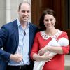 Vestido vermelho com detalhe rendado na gola foi escolha de Kate Middleton ao sair da maternidade após 3° filho, Louis