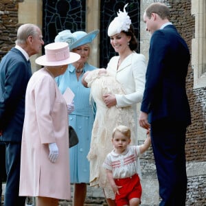 Kate Middleton usou look branco no batizado da segunda filha, Charlotte