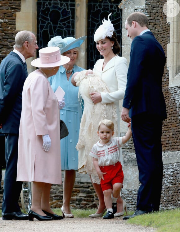 Kate Middleton usou look branco no batizado da segunda filha, Charlotte