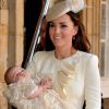 Kate Middleton usou look em off-white no batizado do primeiro filho com William, George