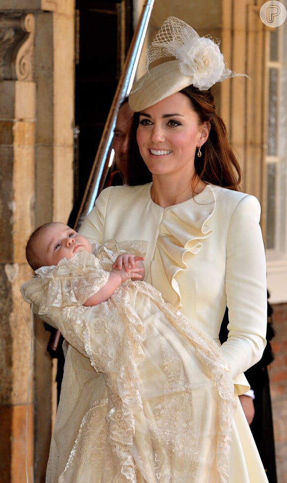 Kate Middleton usou look em off-white no batizado do primeiro filho com William, George
