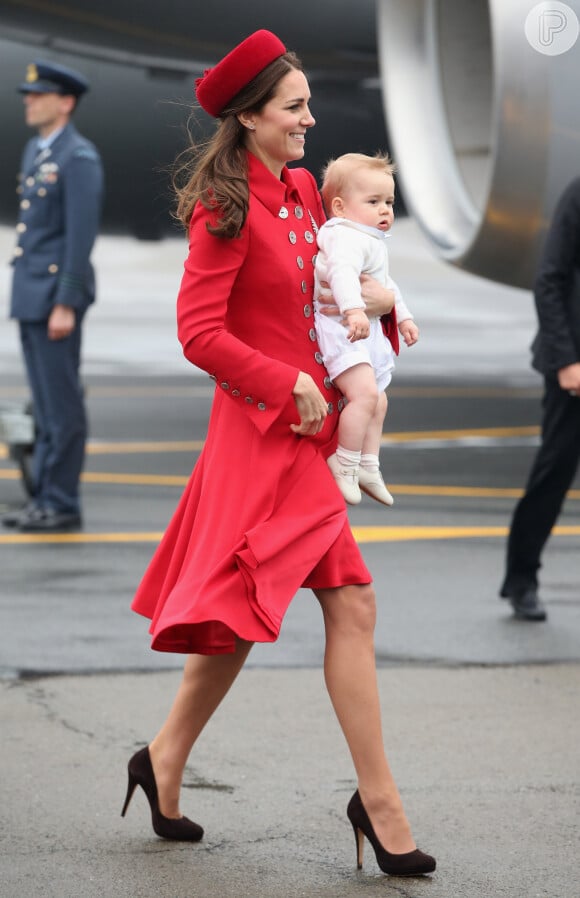 Kate Middleton, na primeira viagem com George, usou look vermelho poderoso