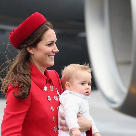 Kate Middleton, na primeira viagem com George, usou look vermelho poderoso