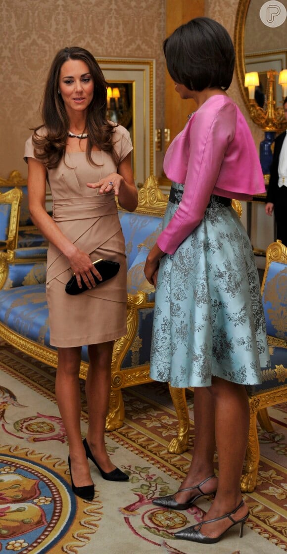 Kate Middleton, dias após o noivado, teve um encontro com Michelle Obama em Londres: a duquesa escolheu vestido nude discreto