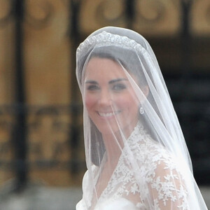 Kate Middleton usou vestido de noiva rico em renda