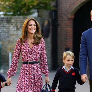 Kate Middleton apostou em midi floral para o primeiro dia de aulas da segunda filha, Charlotte